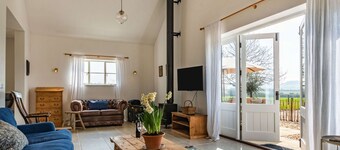 Dog friendly holiday home with superb garden and rural location - Ridge Barn