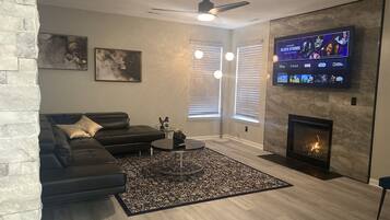 TV connectée, cheminée, chaßne hi-fi