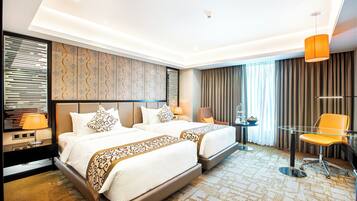 Isi minibar gratis, brankas, kedap suara, dan setrika/meja setrika