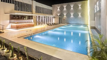 Udendørs pool, åben fra kl. 08.00 til kl. 20.00, parasoller, liggestole