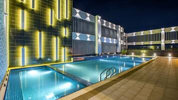 Piscina all'aperto, ombrelloni da piscina, lettini