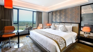 Une chambre d’hôtel moderne, dotée d’un grand lit, d’un bureau et d’une chaise.