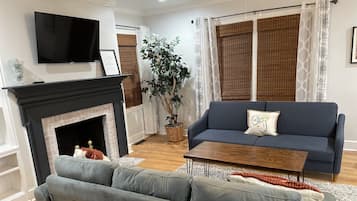 Televisión y chimenea