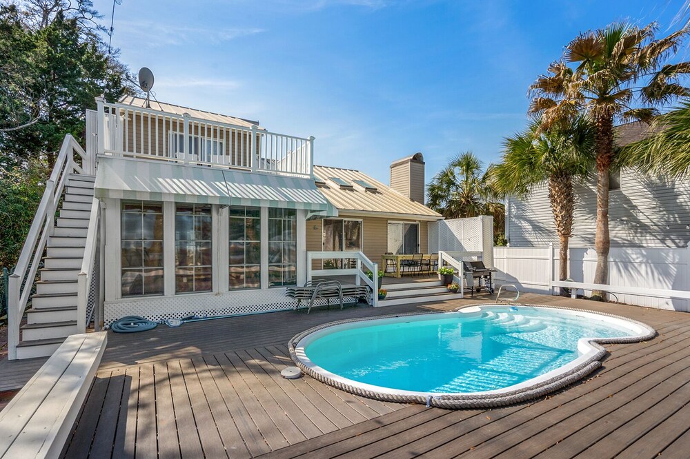 Impeccable 3-bedroom, private pool, sunroom, marsh views - Cherry Grove Beach