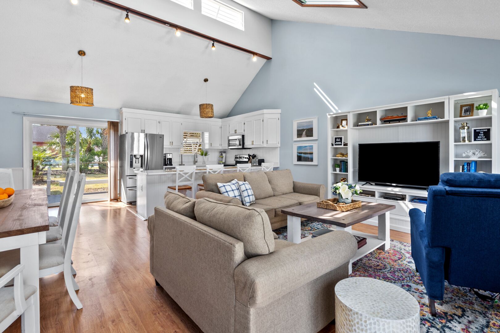 Una televisión de pantalla plana