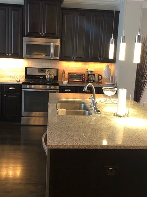 Micro-ondes, four, plaque de cuisson, lave-vaisselle