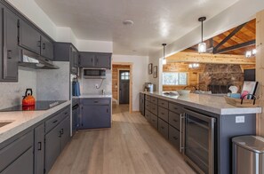 Frigorifero, microonde, forno, piano cottura