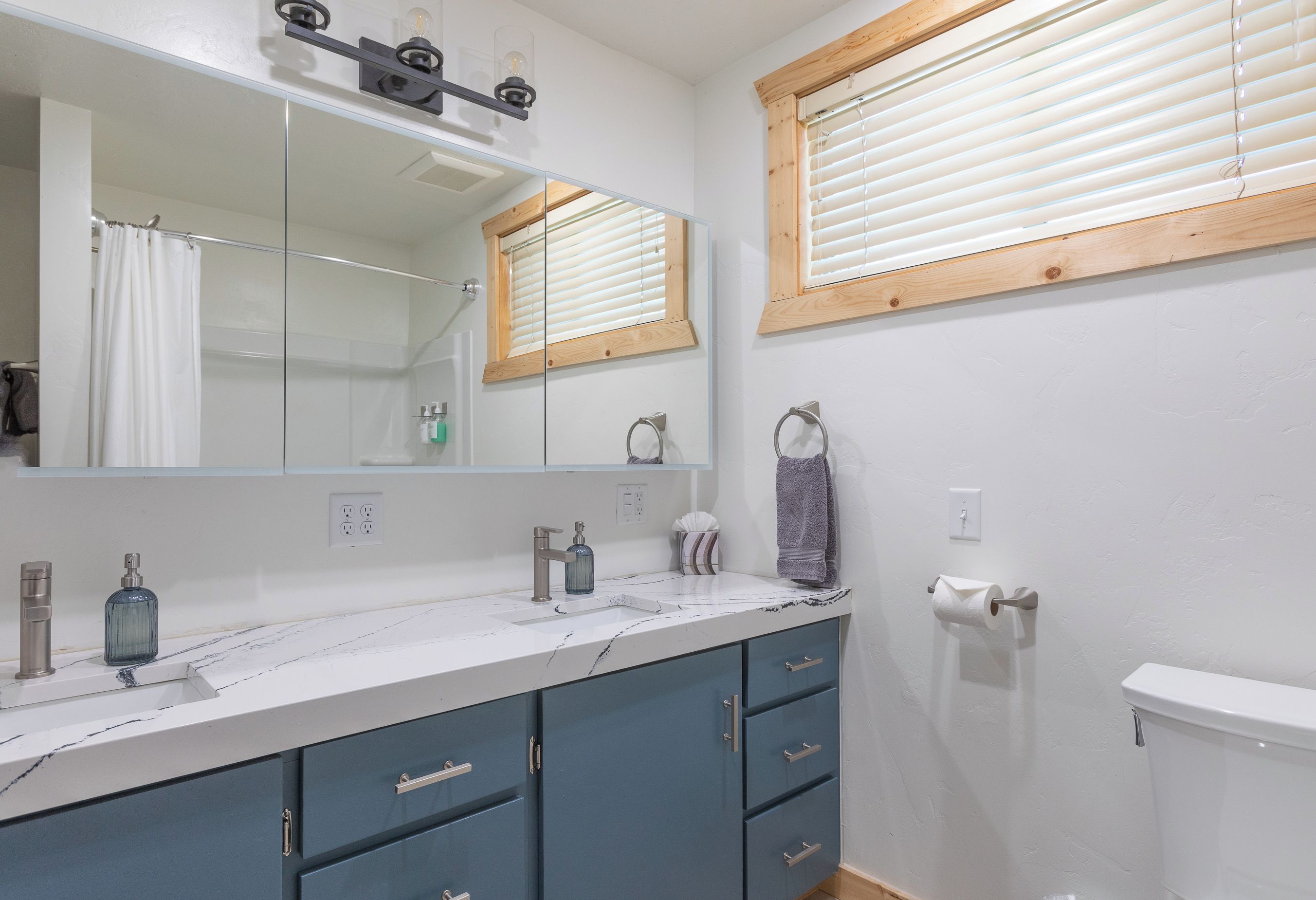 Upstairs 2nd full bathroom