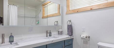 Upstairs 2nd full bathroom