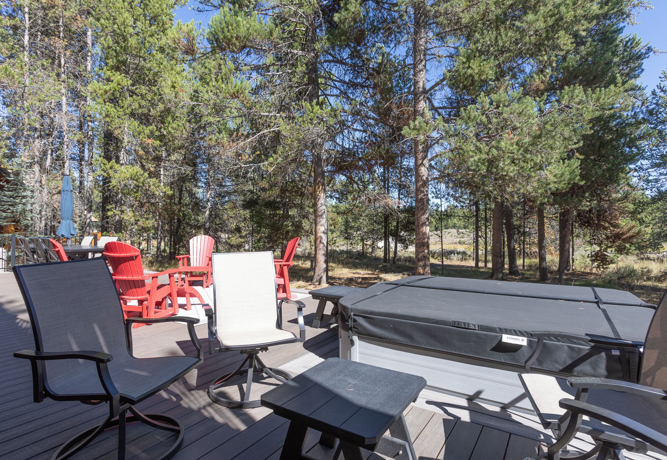 Une terrasse extérieure avec des sièges et un jacuzzi.