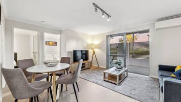 Apartemen Comfort | Area keluarga | Smart TV 47-inci dengan saluran TV digital dan TV