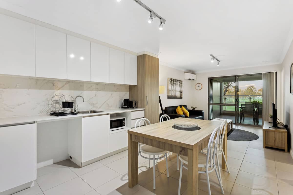 Full-sized fridge, microwave, oven, stovetop