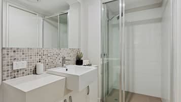 Comfortable 2 Bed and 2 Bath Parkview Apartment | Bathroom