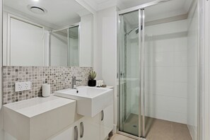 舒适公寓 | 浴室 | 淋浴设施、免费洗浴用品、吹风机、坐浴桶