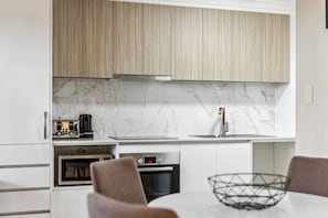 Refrigerador con freezer, microondas, horno, placa de cocina