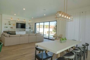 Dining - Birdie On The 8th | Private Pool/Hot Tub (Washington)