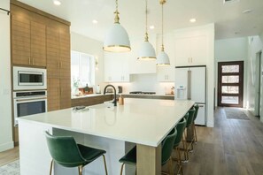 Fridge, microwave, oven, stovetop - Birdie On The 8th | Private Pool/Hot Tub (Washington)