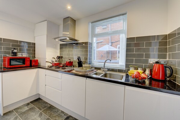 Refrigerador, microondas, horno y parrilla de estufa 