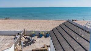 A rooftop terrace with a view of the beach and sea. - Wave Cottage -  seaside cottage right on the beach by Bloom Stays (Sandgate)