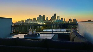 A balcony with a city skyline view at sunset. - Private Rooftop - Amazing Skyline Views - Minute Maid Spacious - 3 Bd, 3.5 Ba (Houston)