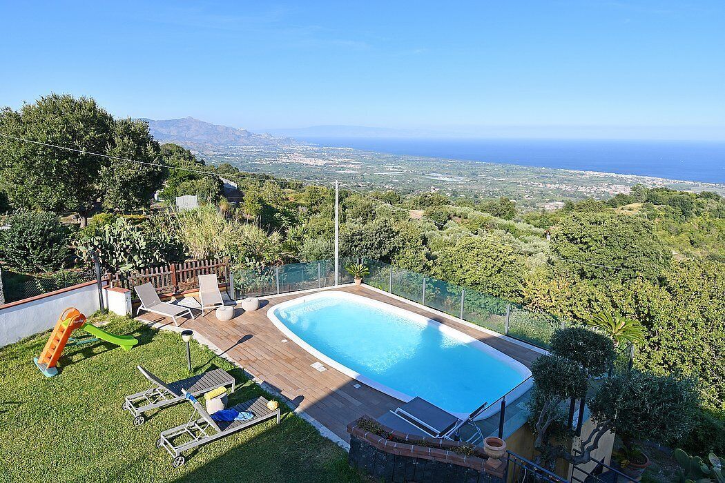 Villa Aves: A bright and cheerful two-story villa located on a hillside, facing the sea, with Free WI-FI.