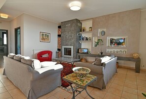 TV, fireplace - Villa Aves: A bright and cheerful two-story villa located on a hillside, facing the sea, with Free WI-FI. (Mascali)