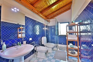 Douche, sèche-cheveux, serviettes fournies