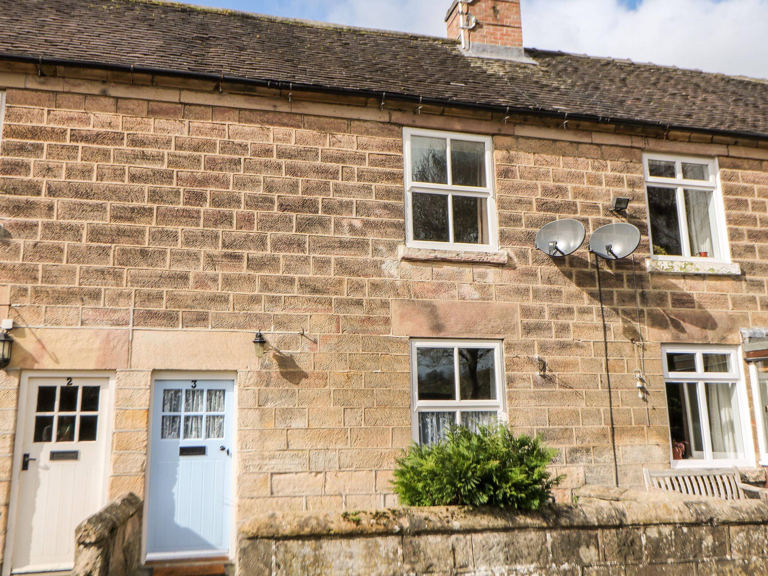 3 CASTLE ORCHARD, pet friendly, character holiday cottage in Duffield