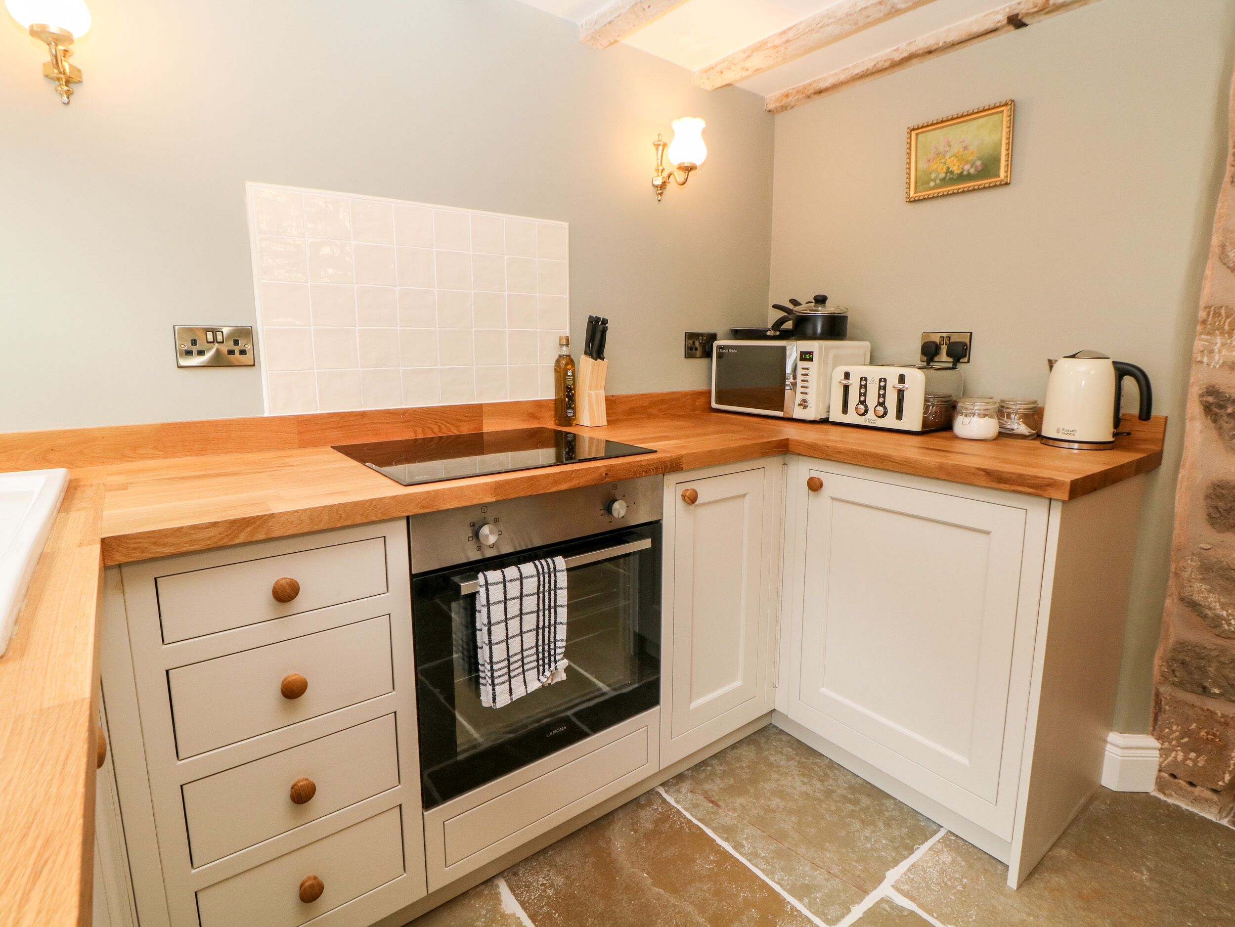 3 CASTLE ORCHARD, pet friendly, character holiday cottage in Duffield