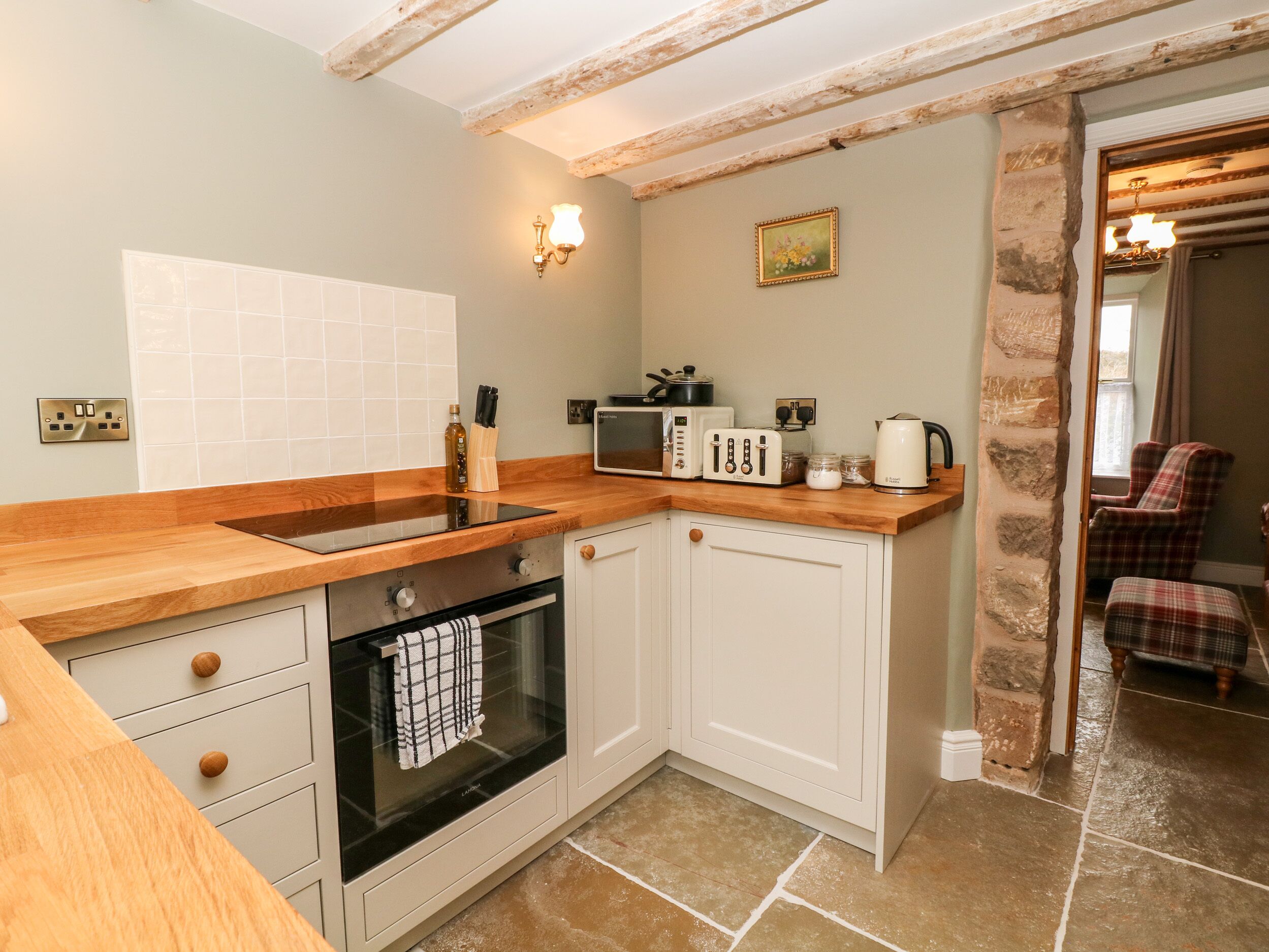 3 CASTLE ORCHARD, pet friendly, character holiday cottage in Duffield