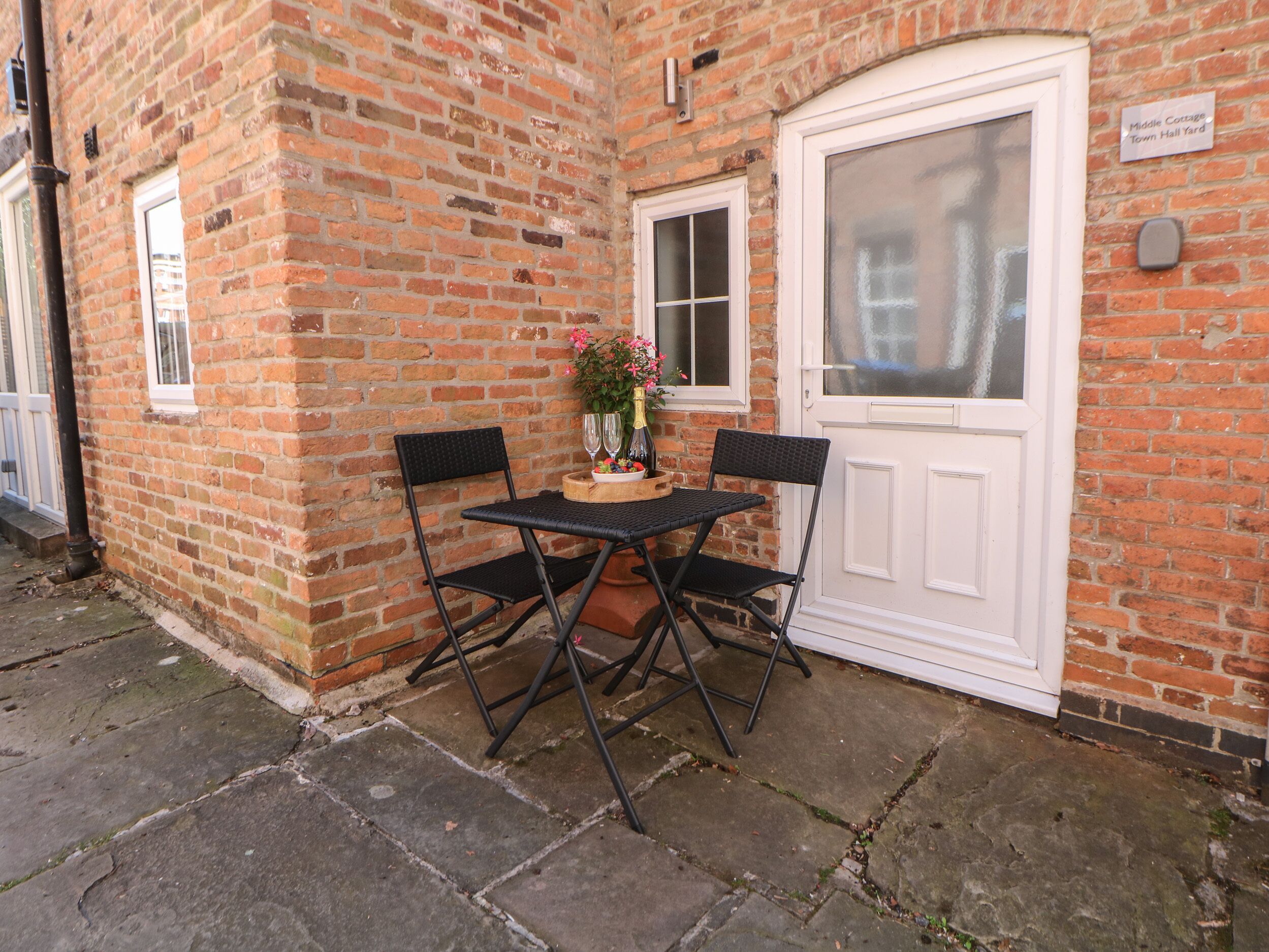 MIDDLE COTTAGE, romantic, luxury holiday cottage in Ashbourne