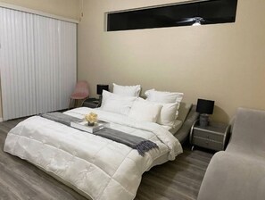 4 Schlafzimmer, Schreibtisch, Bügeleisen/Bügelbrett, Reisekinderbett