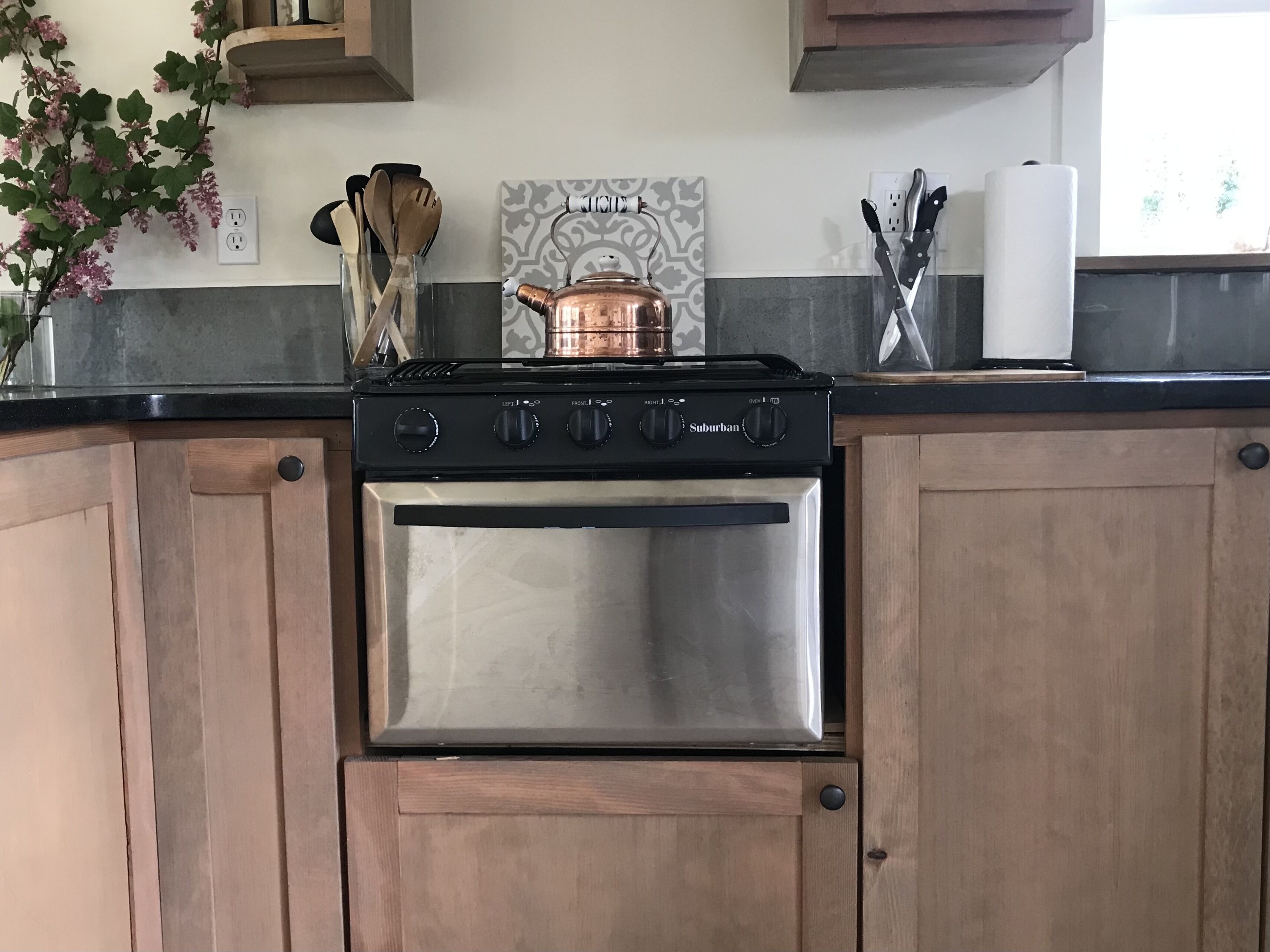 Walking Distance to the town of Vashon, fireplace, patio, bbq...