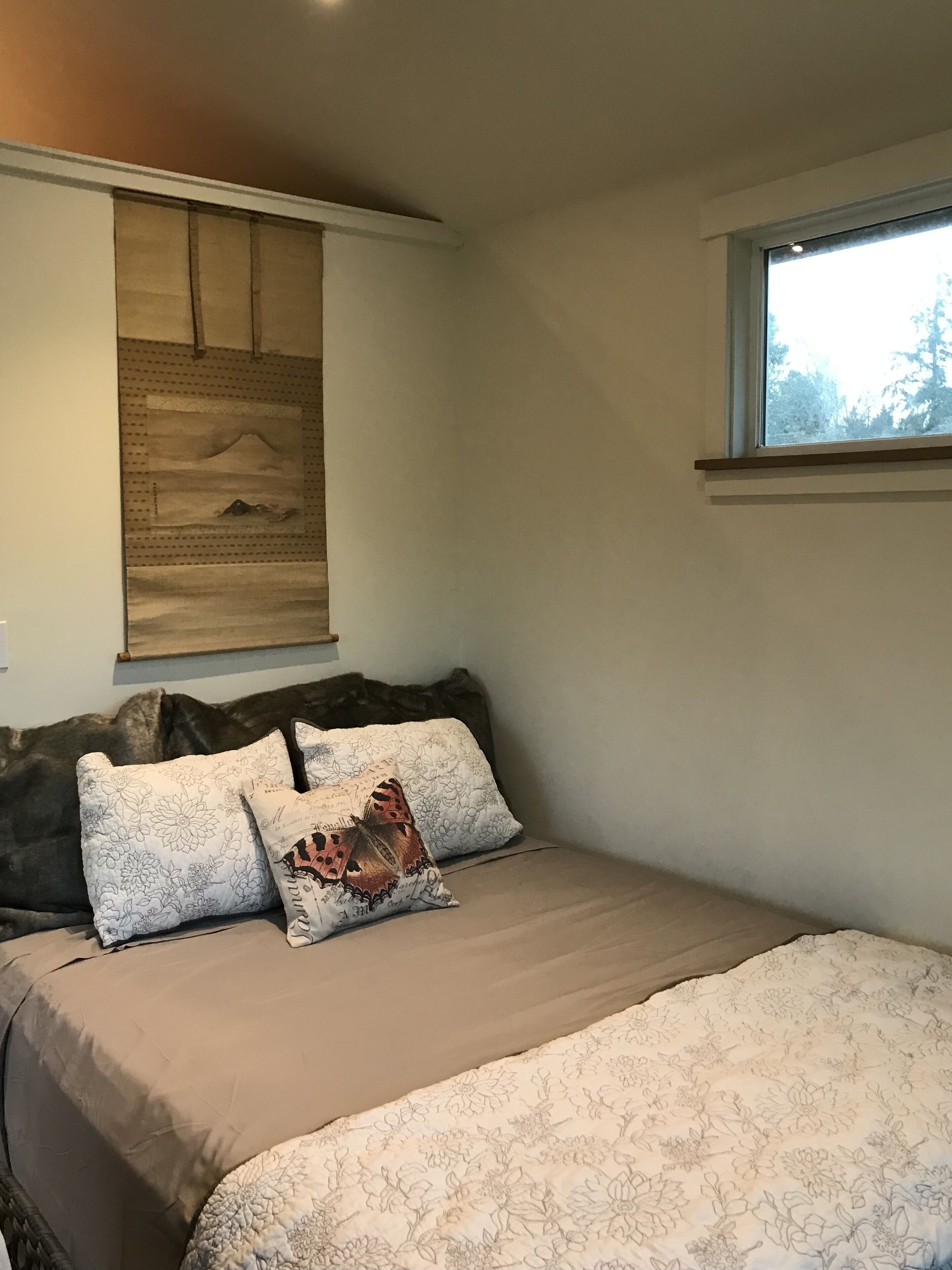 Walking Distance to the town of Vashon, fireplace, patio, bbq...