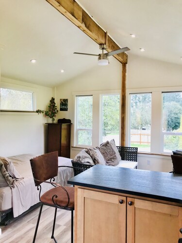 Walking Distance to the town of Vashon, fireplace, patio, bbq...