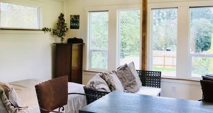 Walking Distance to the town of Vashon, fireplace, patio, bbq...