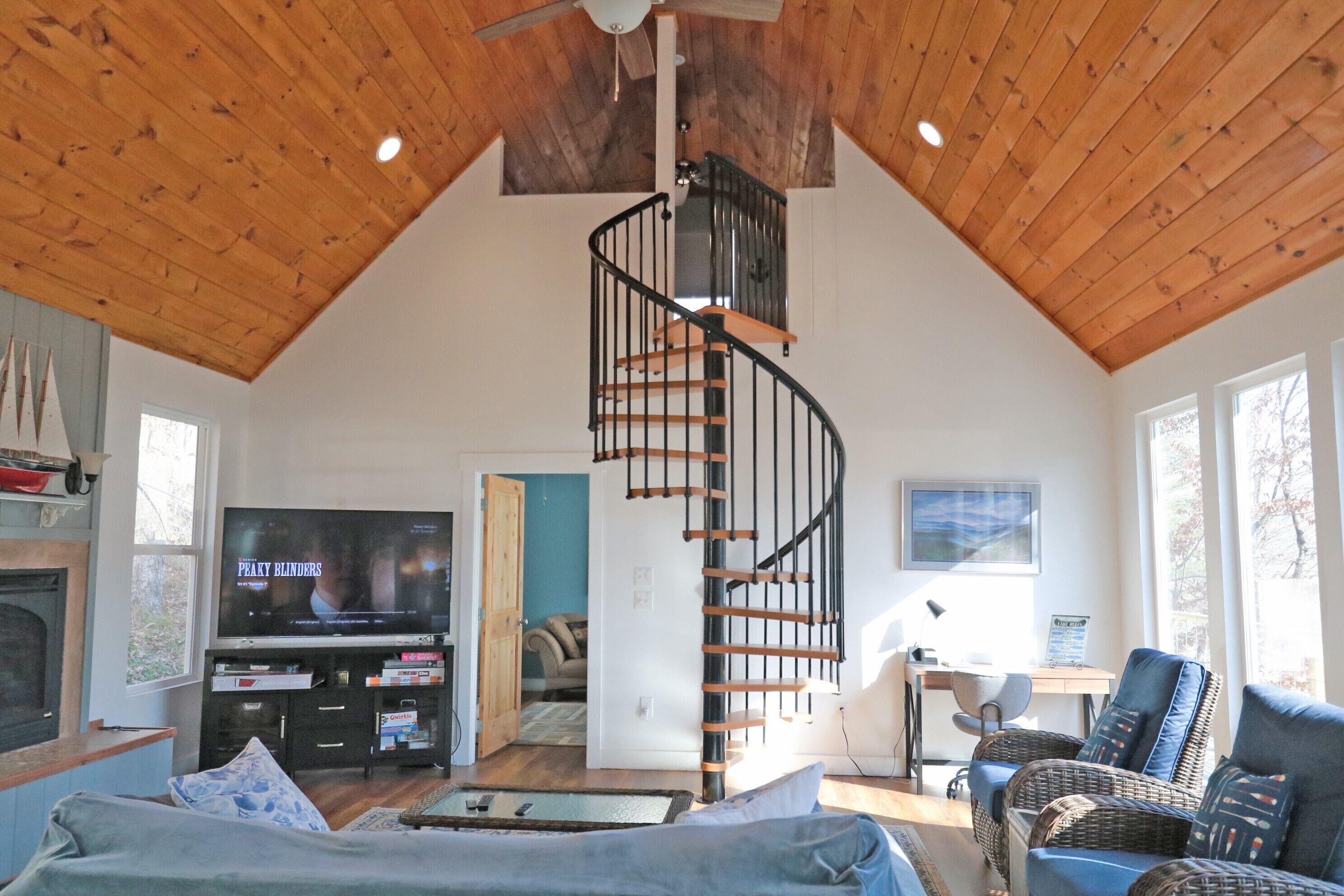 Lake Front Home on beautiful Norris Lake with Covered Dock