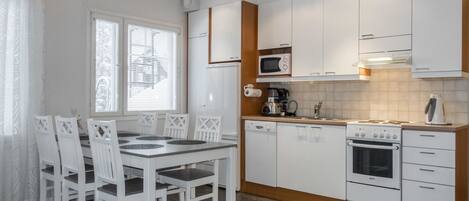 Fridge, microwave, dishwasher, cookware/dishes/utensils