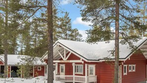 Un bâtiment rouge avec un porche blanc et une enseigne sur laquelle on peut lire « Pensionamt ».