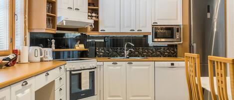 Fridge, microwave, dishwasher, cookware/dishes/utensils