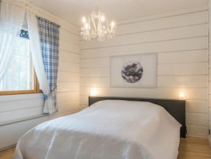 3 bedrooms, desk, internet