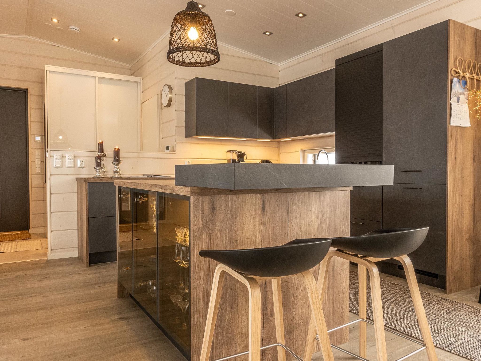 Kjøleskap, mikrobølgeovn, oppvaskmaskin og kjøkkenutstyr