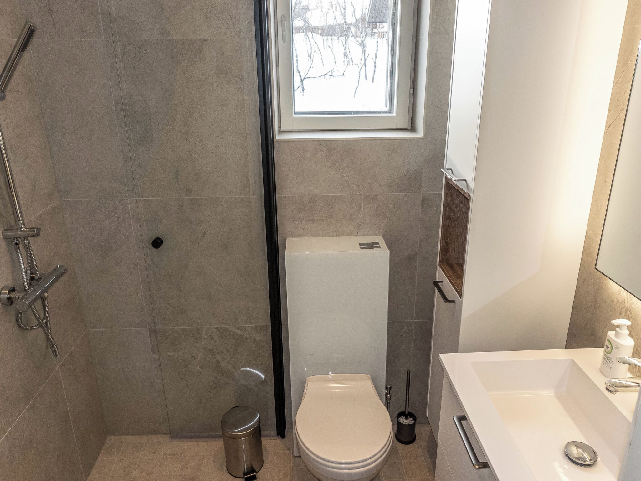 Un baño con ducha, inodoro y lavamanos.