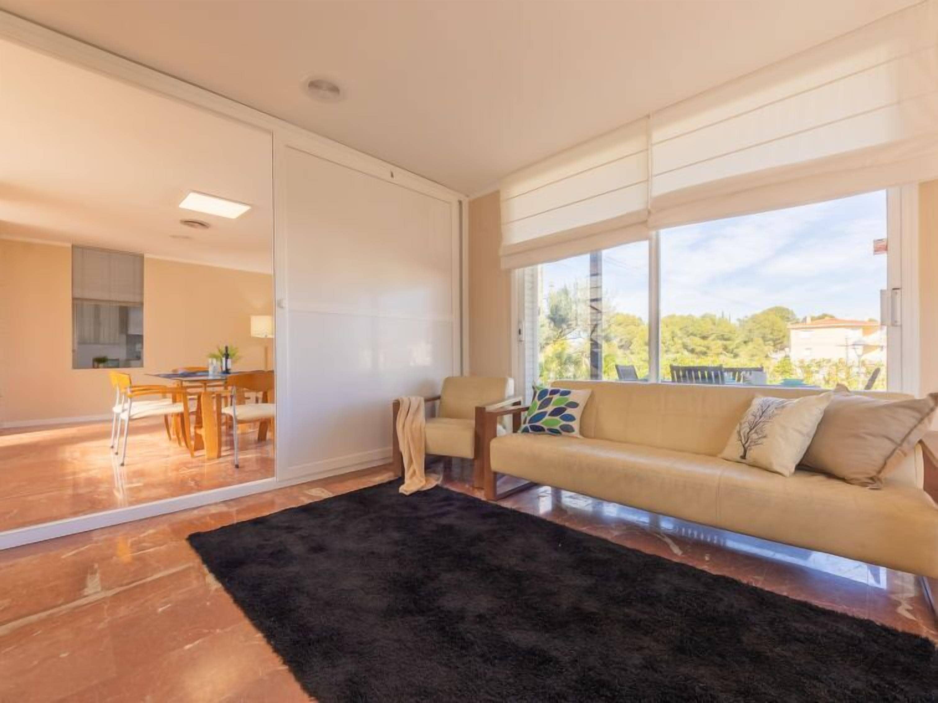 Una televisión, una chimenea