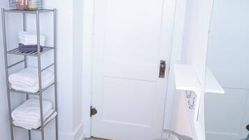 Douche, sèche-cheveux, serviettes fournies