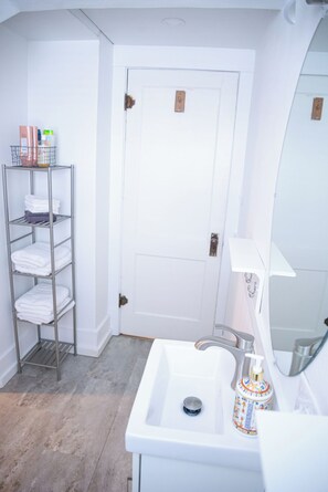 Regadera, secadora de cabello, toallas 