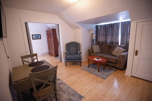 Adorable unit in Historic West Blvd district