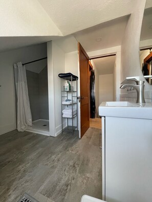 Dusj, hårføner, håndklær og såpe