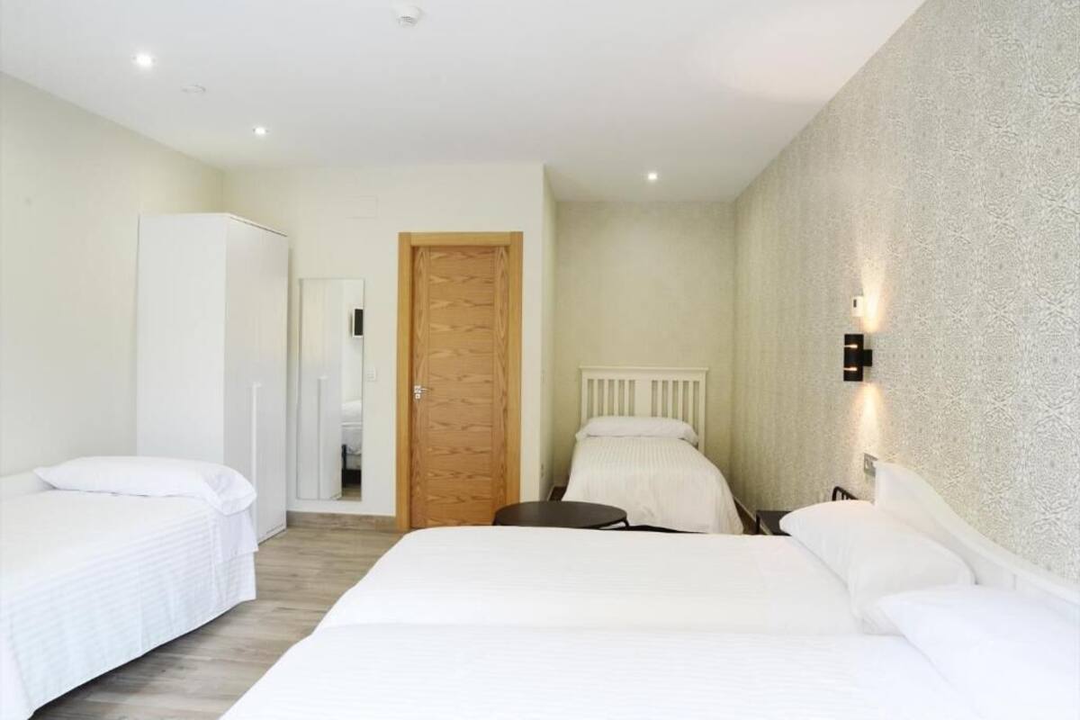 Habitación triple | Cuna de viaje, wifi gratis y decoración personalizada 