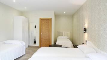 Dreibettzimmer | Individuell dekoriert, individuell eingerichtet, Reisekinderbett